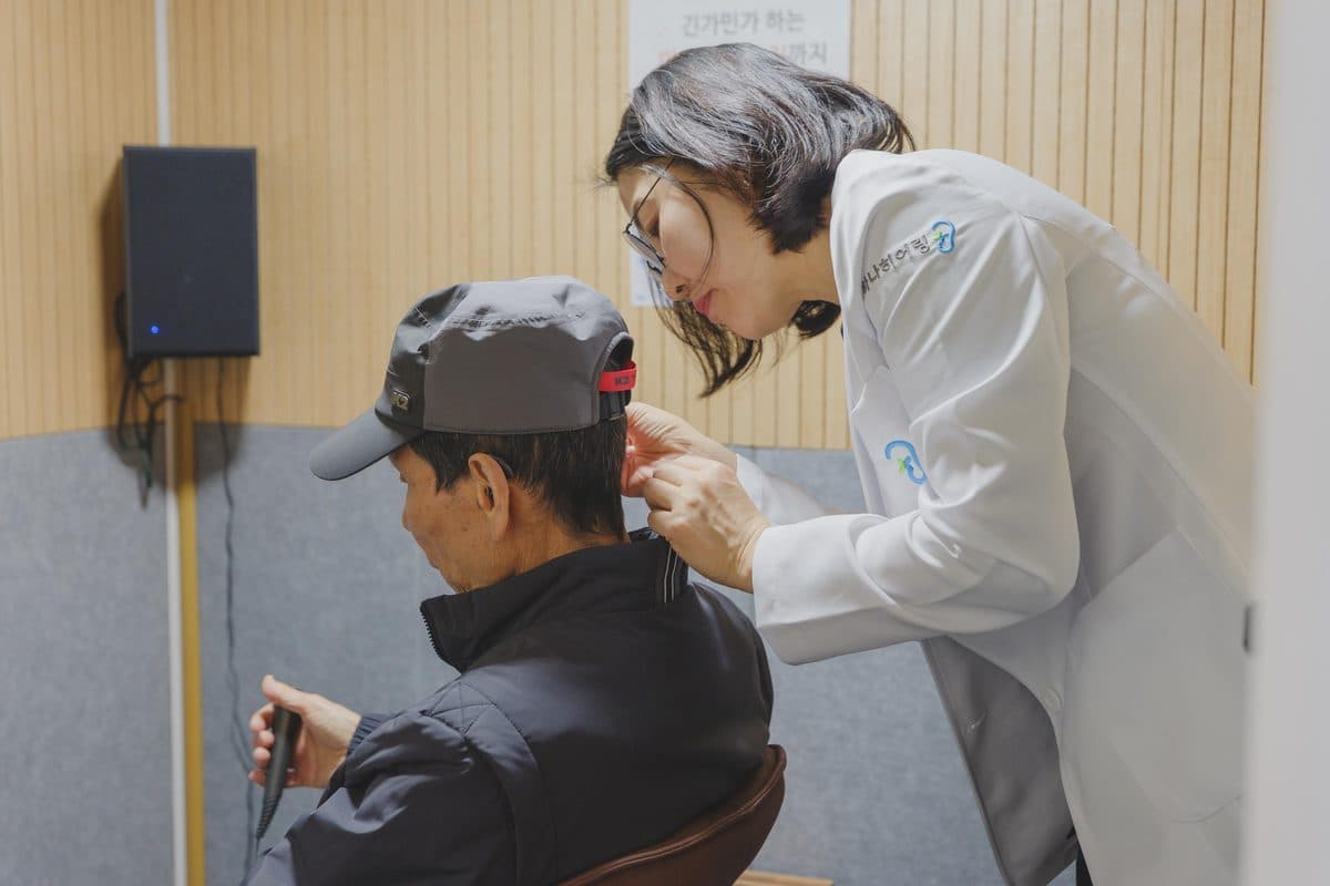 청주센터 방음 검사부스에서 진행하는 청력측정과 보청기 착용 안내